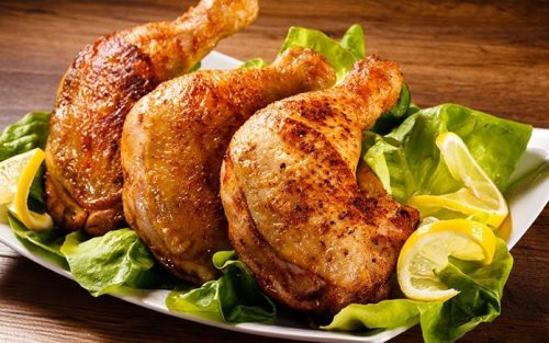 Đùi gà góc tư là phần thịt bao gồm trọn vẹn cả đùi đĩa (đùi tỏi) và phần má đùi gà liền kề.