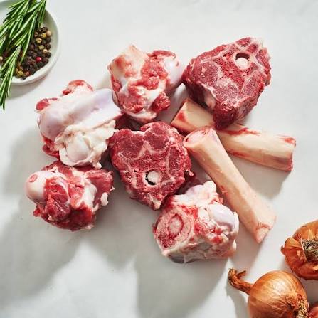 Xương ống bò là phần xương chân của bò (xương đùi hoặc xương chày), chứa phần tủy bổ dưỡng bên trong, chuyên dùng để ninh/hầm lấy nước dùng.