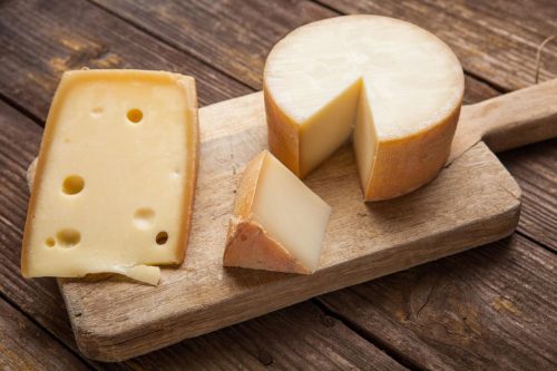 phô mai cục tròn được cắt thành miếng nhỏ hình tam giác